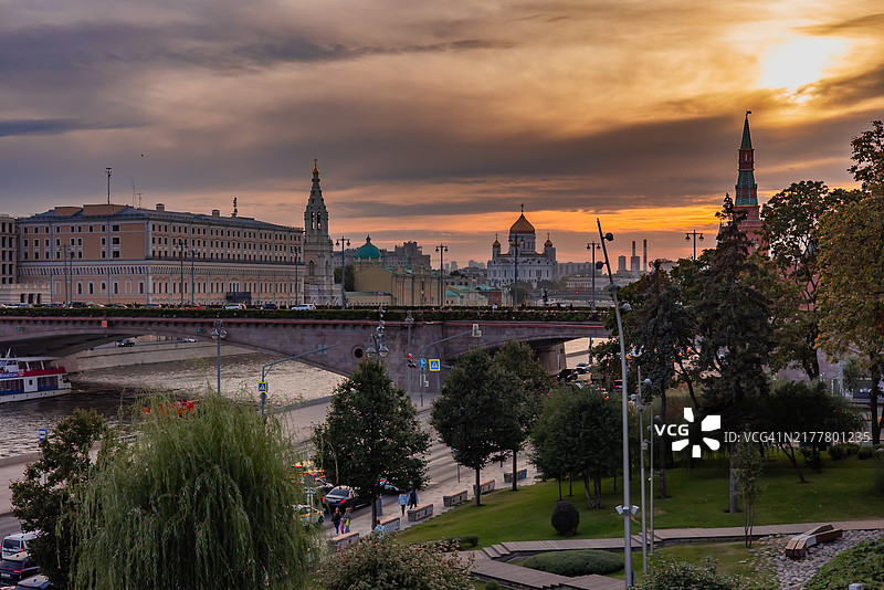 日落时分的城市景观图片素材