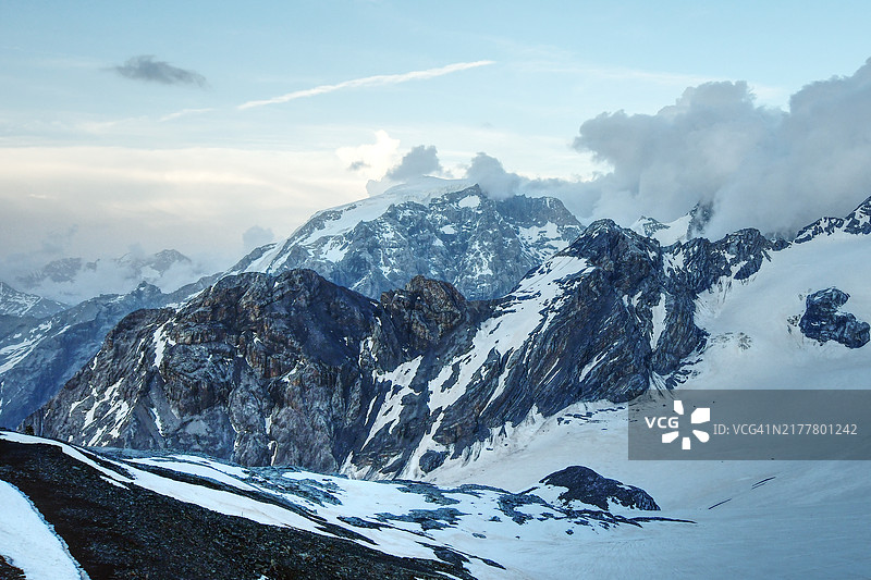 意大利斯蒂尔夫斯的斯特尔维奥山口，雪山与天空的美丽景色图片素材