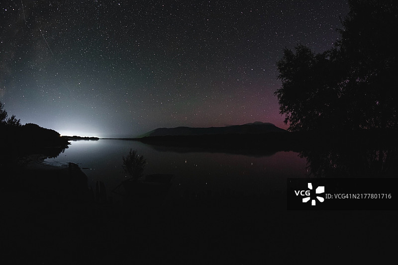 夜空下湖泊的美丽景色图片素材