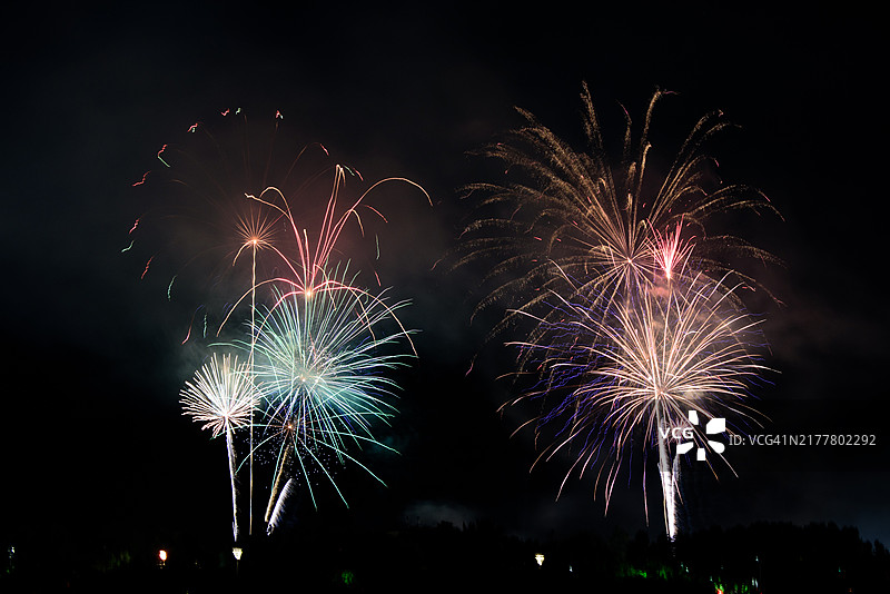 夜间在加利福尼亚州普莱森顿的烟花表演的低角度视图图片素材