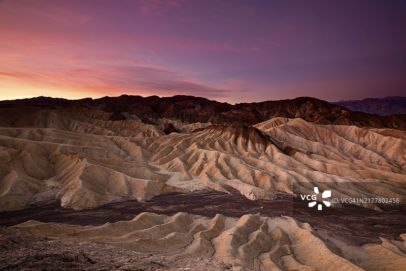 日落时分，加州熔炉溪的沙漠美景与天空相映成趣图片素材