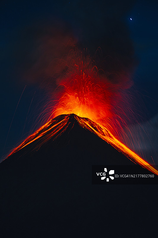 夜间烟花表演的低角度视图图片素材