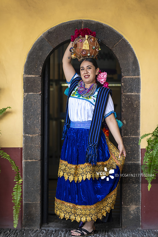 头顶陶罐的女人图片素材