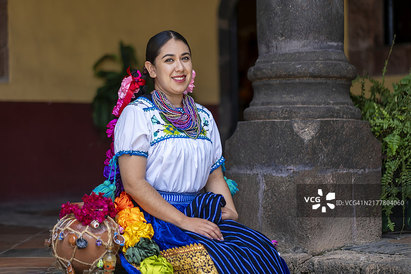 拿着陶罐的瓜尔人的肖像图片素材