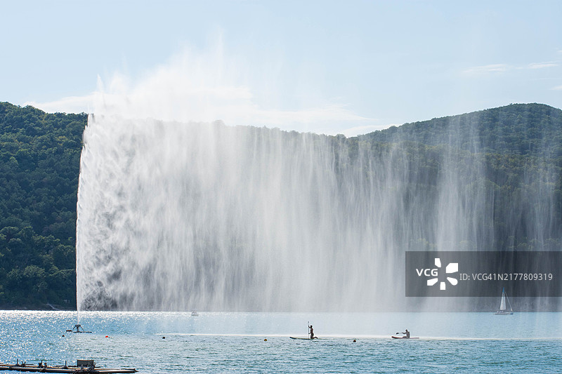 喷泉水雾中的皮划艇图片素材