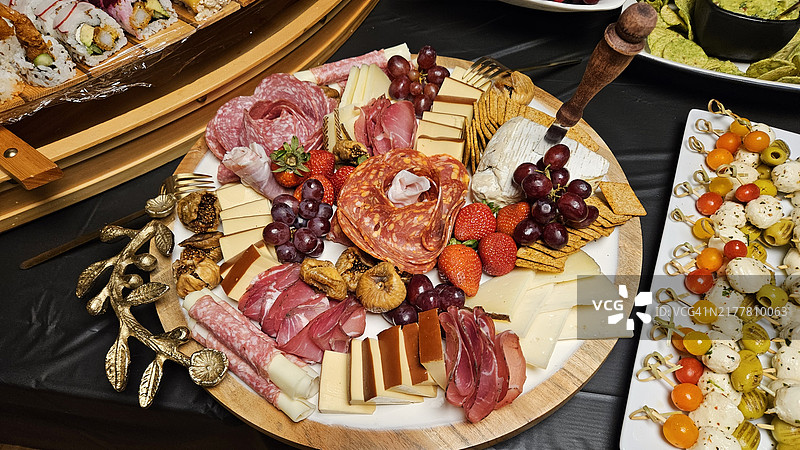 派对桌上的奶酪拼盘和小吃，包括寿司吧，装饰精美，地点：美国加利福尼亚州科特梅德拉。图片素材