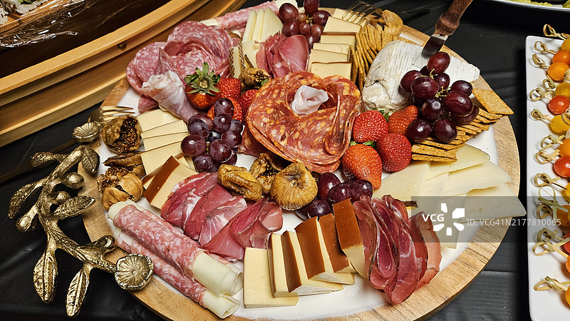 派对桌上的奶酪拼盘和小吃，包括寿司吧，地点：科特梅德拉，美国图片素材