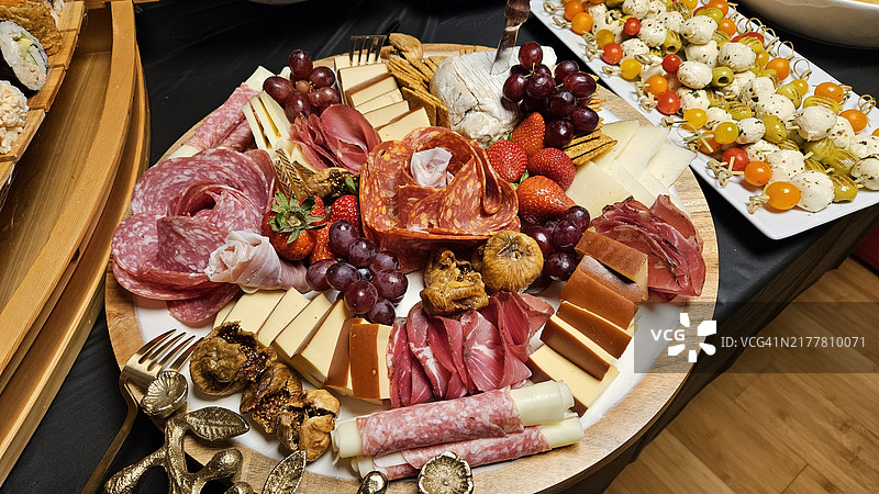 派对桌上的奶酪拼盘和小吃，包括寿司吧，地点：科特梅德拉，美国图片素材