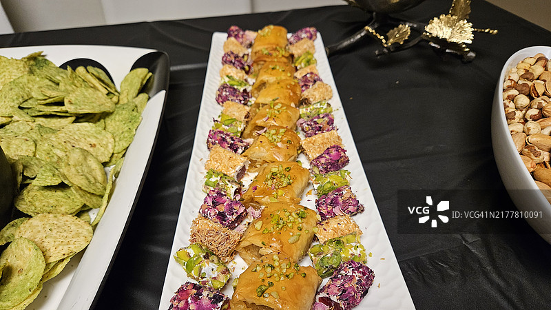 派对桌上的奶酪拼盘和小吃，包括寿司吧，装饰精美，地点：美国加利福尼亚州科特梅德拉。图片素材