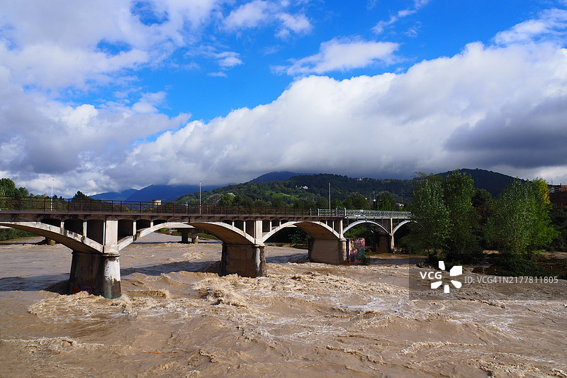 风景：大雨过后被洪水淹没的塞里奥河上的桥梁图片素材