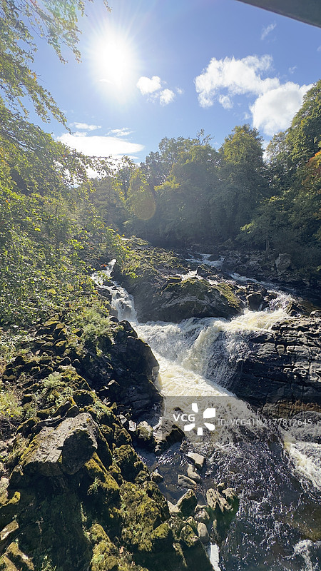 班乔里，英国，天空下的瀑布美景图片素材