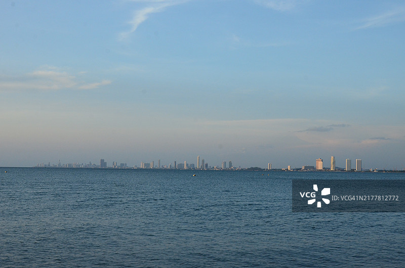 建筑旁的海景与天空相映成趣图片素材