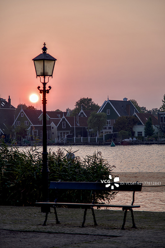 日落时分，街边的空长椅与天空相映成趣图片素材