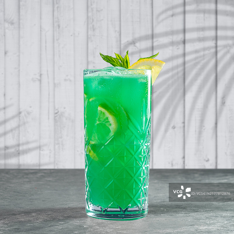 桌子上的饮料特写图片素材