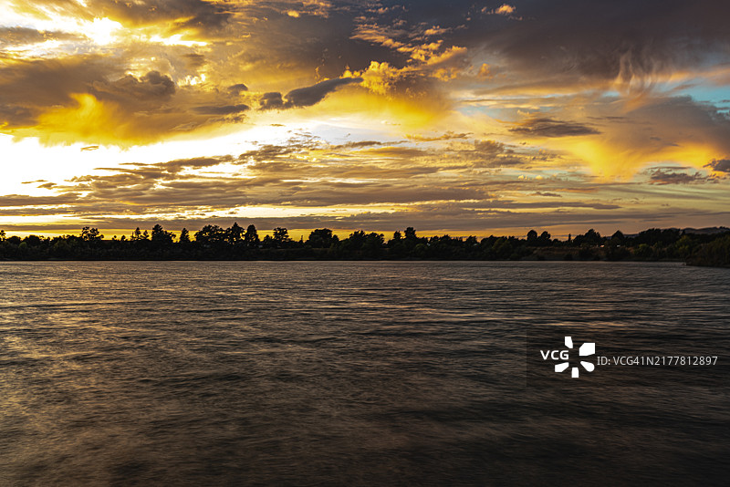 加利福尼亚州弗里蒙特的海洋与橙色天空的美丽景色图片素材