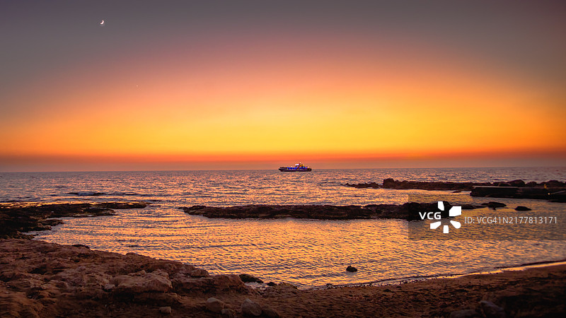 海面与橙色天空的美丽景色图片素材