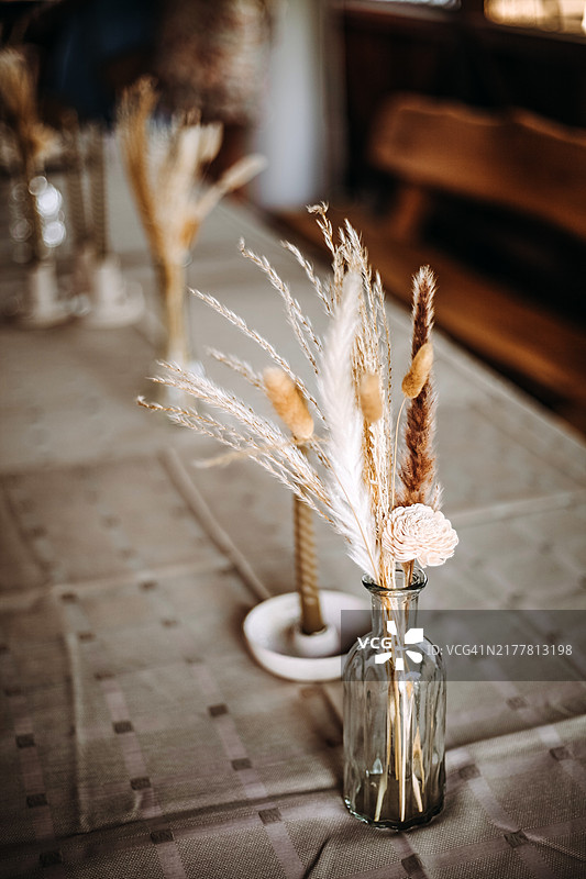 桌子上花瓶里的花特写图片素材