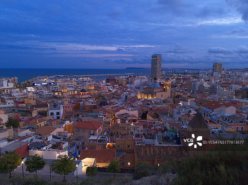黄昏时分从圣巴巴拉城堡的埃雷塔俯瞰阿利坎特市的景色图片素材