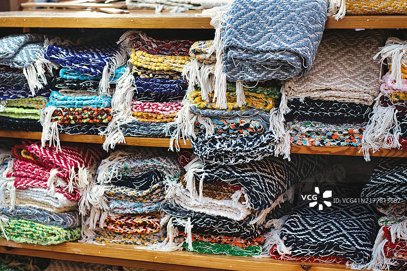 一组在街头市场用传统织机手工制作的破布地毯 - 无人，美国，USA图片素材