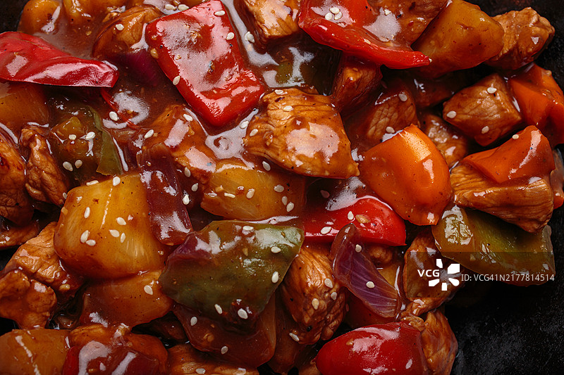 在锅中准备的甜酸猪肉配椒和菠萝图片素材