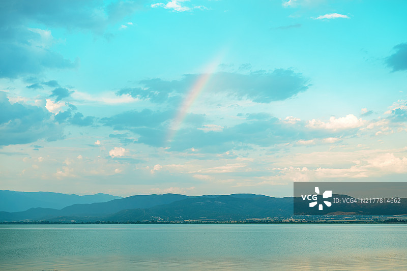 北马其顿多伊兰湖上空的彩虹图片素材
