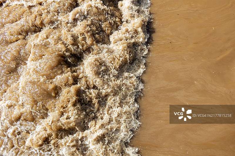 洪水泛滥的河流特写，水花四溅图片素材