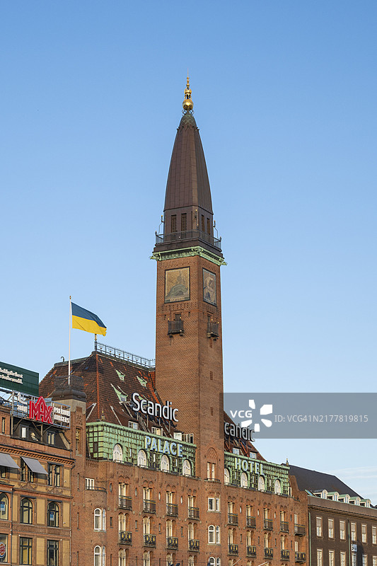 丹麦哥本哈根市政厅广场上的斯堪迪克皇宫酒店图片素材