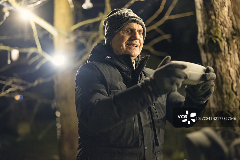 快乐的老年男人和无线音箱跳舞图片素材