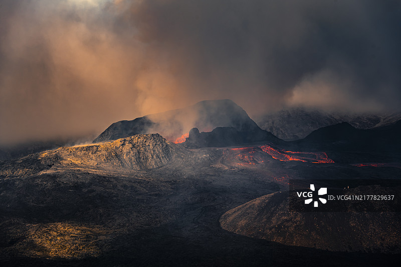 冰岛雷克雅内斯半岛火山喷发，熔岩流淌图片素材