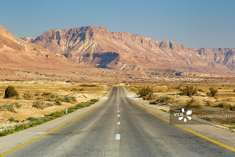 以色列空旷沙漠中通往无限远方的无尽公路图片素材