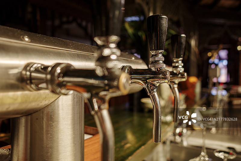不锈钢啤酒龙头特写图片素材