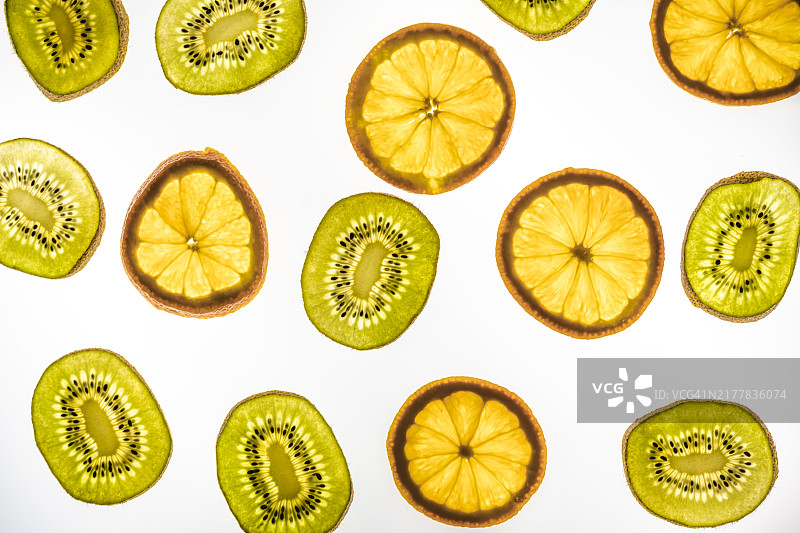 橙色和猕猴桃切片，白色背景，食品摄影图片素材