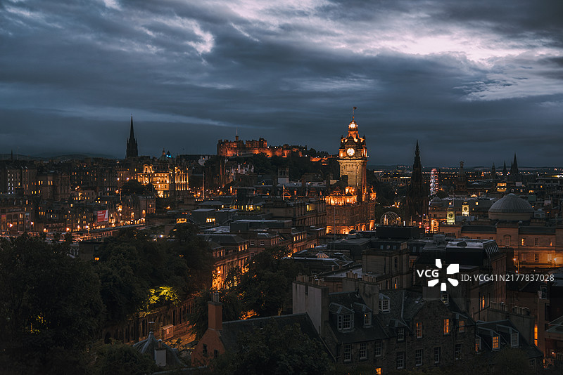 爱丁堡夜景：城市历史天际线的迷人景色图片素材