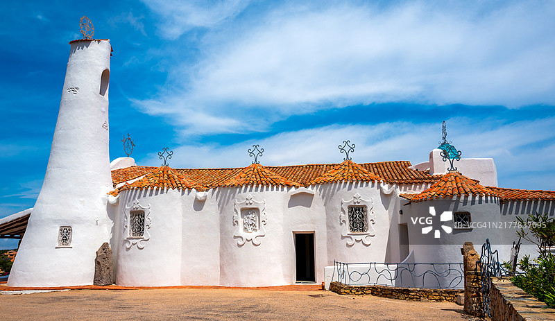 意大利撒丁岛切尔沃港的斯特拉·马里斯白色教堂图片素材
