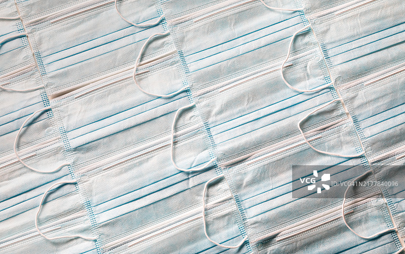 多个医用口罩图案，置于渐变表面图片素材