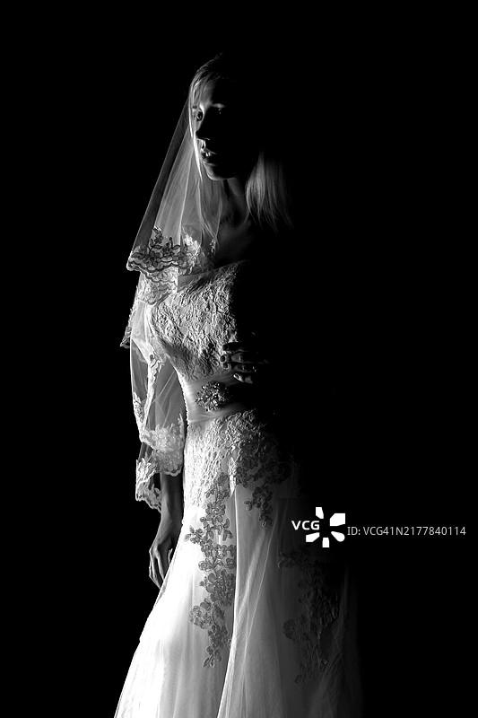 穿着婚纱、戴着面纱的年轻新娘，婚礼黑白照片图片素材