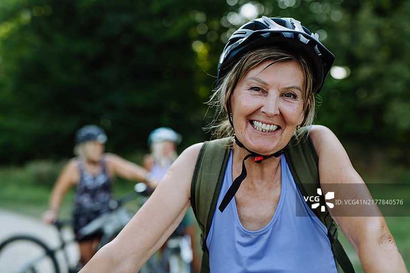 骑自行车旅行的漂亮老年女骑行者肖像图片素材