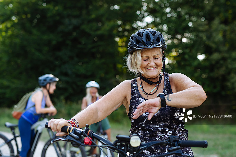 骑自行车旅行的漂亮老年女骑行者肖像图片素材