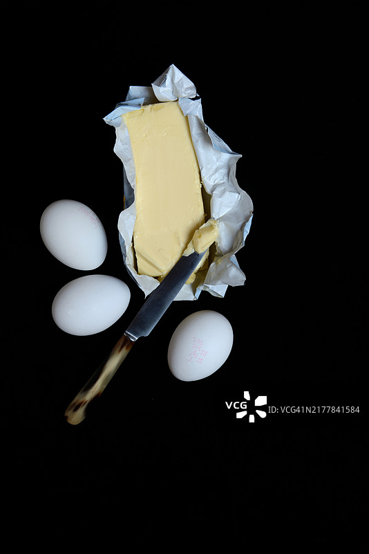 打开包装的黄油和鸡蛋图片素材