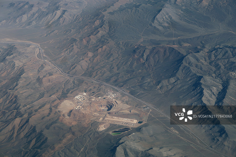 丘陵地形中的露天矿图片素材