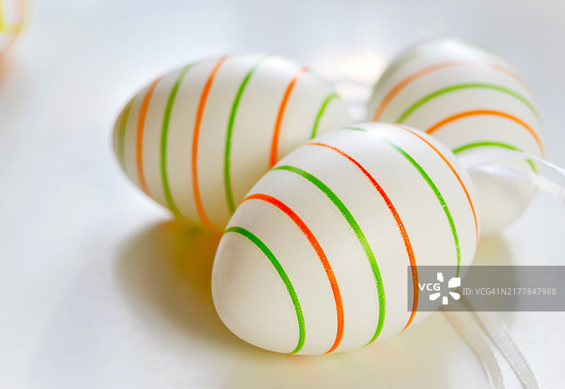 白色背景上的彩绘复活节彩蛋图片素材