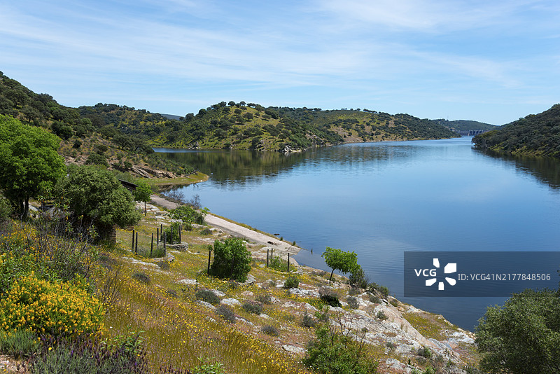 平静的河流，绿色山丘，晴朗的天空，宁静的风景，蒂耶塔河与塔霍河的交汇处，西班牙埃斯特雷马杜拉图片素材
