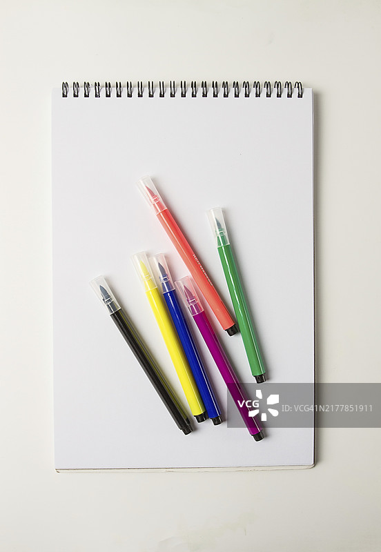 绘画本上的水彩笔刷组合（艺术家桌面，顶视图，特写，选择性聚焦）图片素材