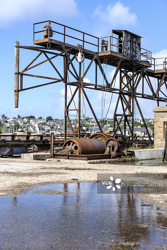 法国布列塔尼菲尼斯泰尔省卡马雷-叙尔梅尔的船只起重机和港口图片素材