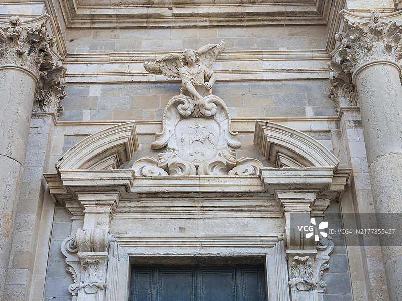 天使雕像与纹章圣依纳爵教堂外墙上的石雕克罗地亚杜布罗夫尼克图片素材