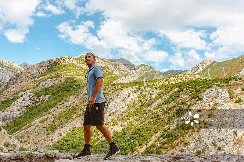 男人在斯塔里巴尔古老堡垒中图片素材
