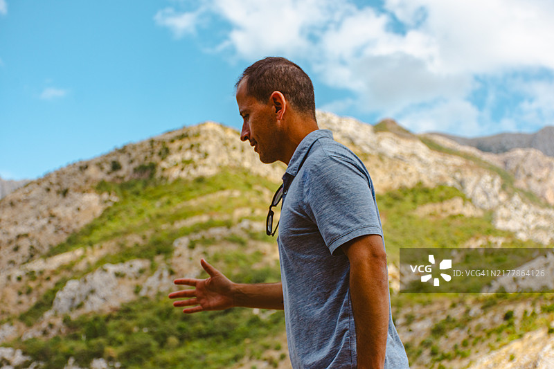 男人在斯塔里巴尔古老堡垒中图片素材
