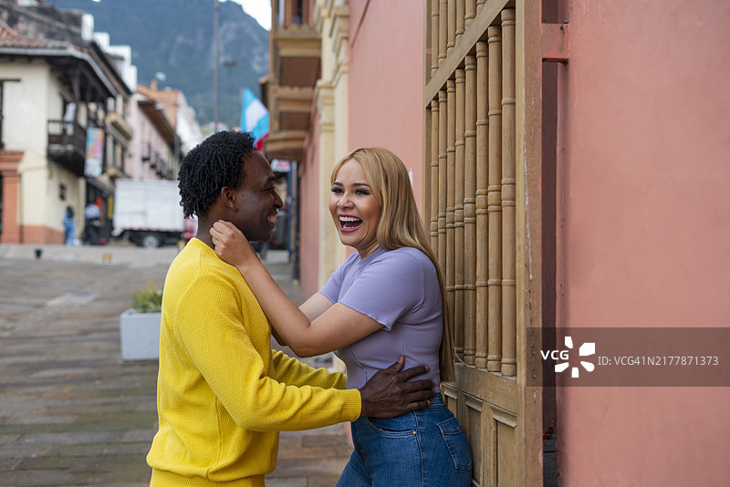 一对情侣正在探索波哥大的市中心图片素材