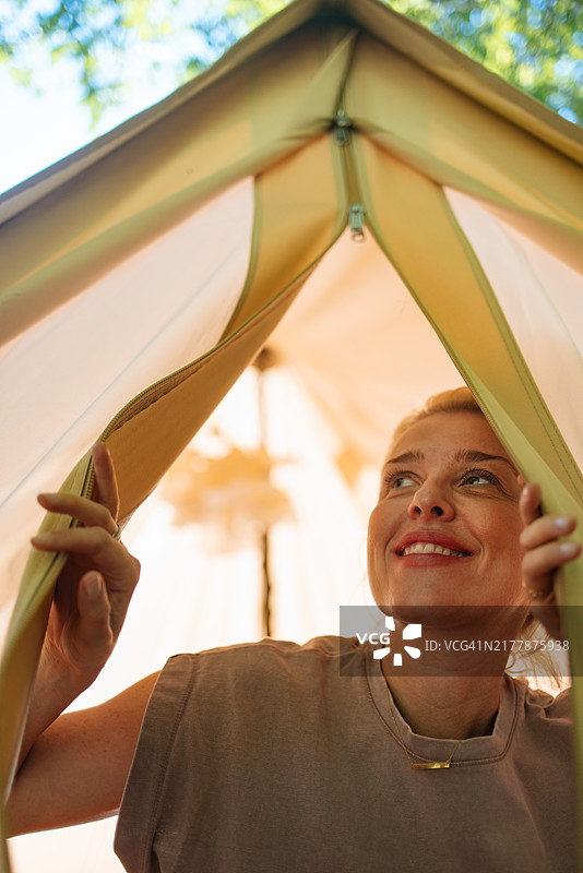 在帐篷里享受阳光明媚的快乐露营者图片素材