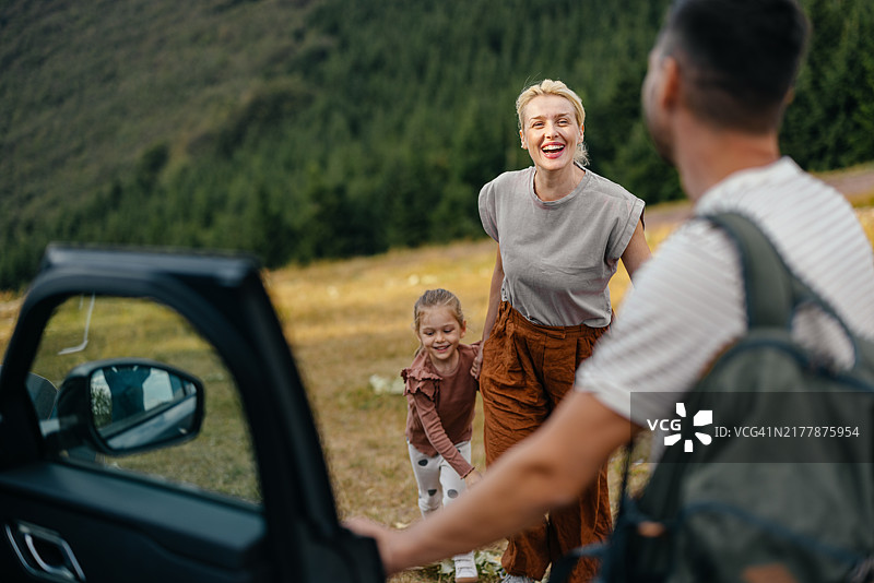 幸福家庭的登山旅行图片素材